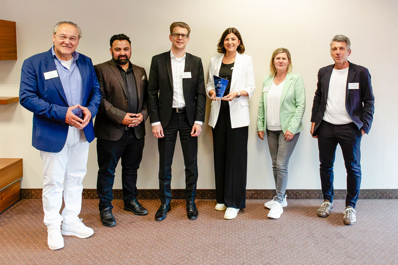 Die Jury mit der Start Up-Gewinnerin Can-Su Hermann