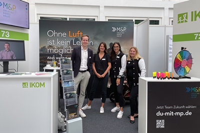 IKOM – Karriereforum an der TU München, 4 Personen am Messestand