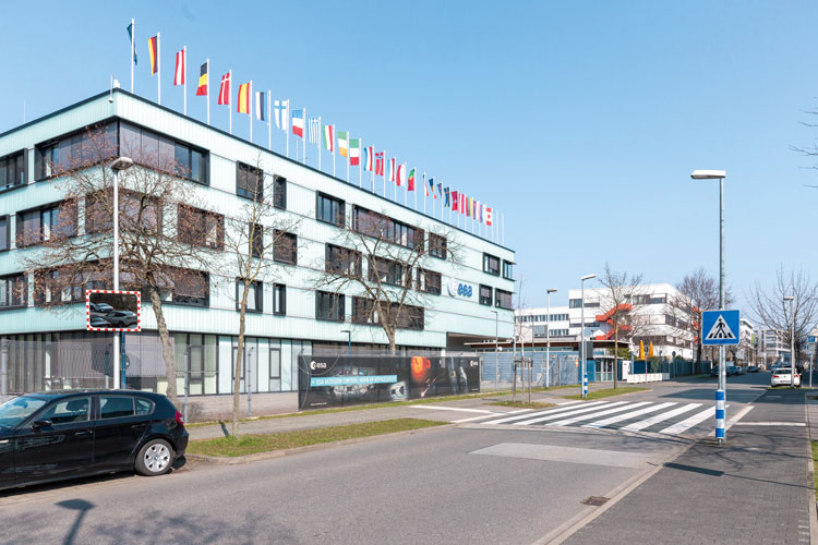 Bild: ESOC Gebäude mit Fahnen auf dem Dach